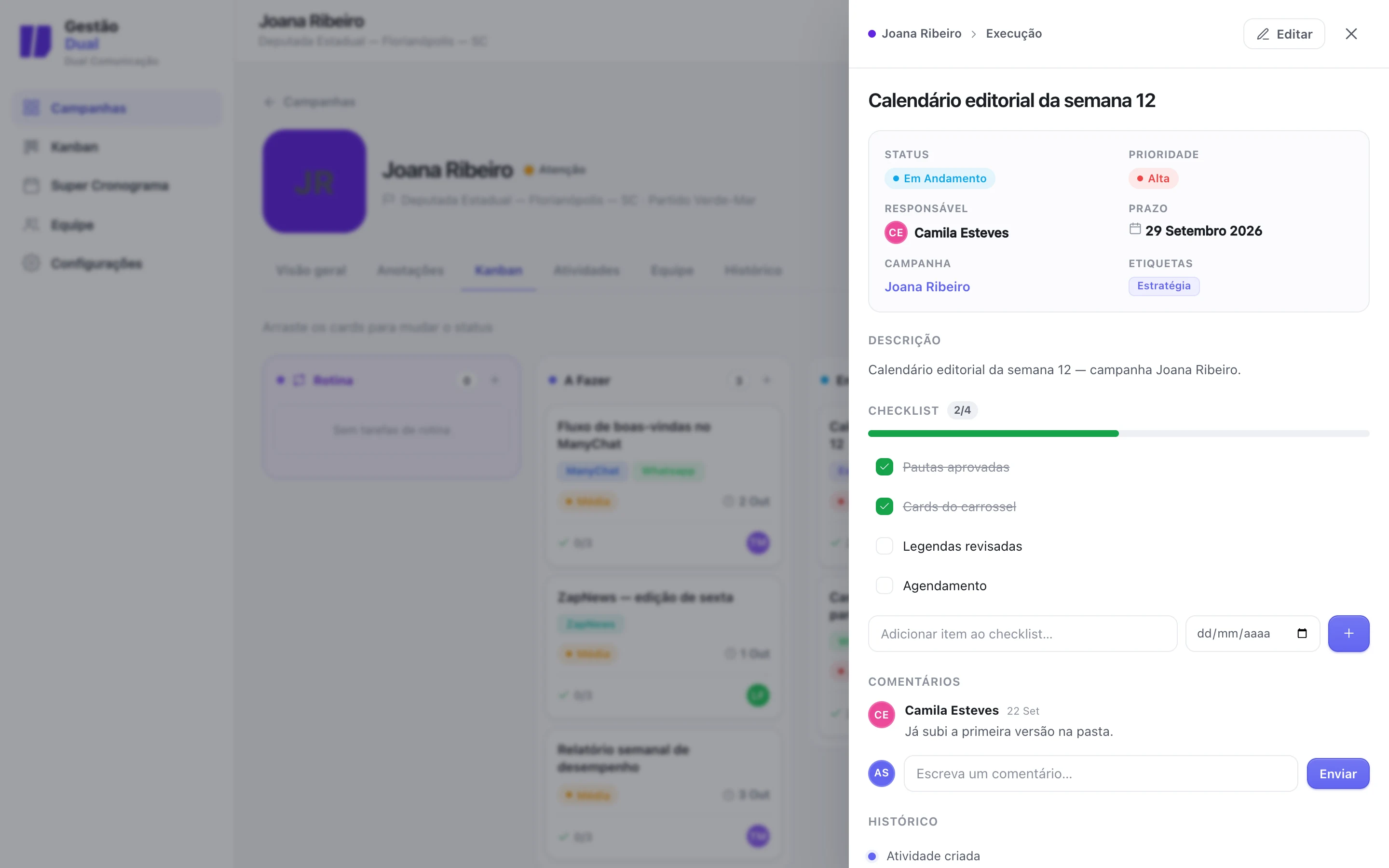 Painel lateral de uma tarefa com checklist, comentários e histórico